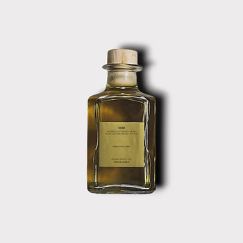 Difusor de caña de oud con tonos de oud almizclado y dulce aroma.